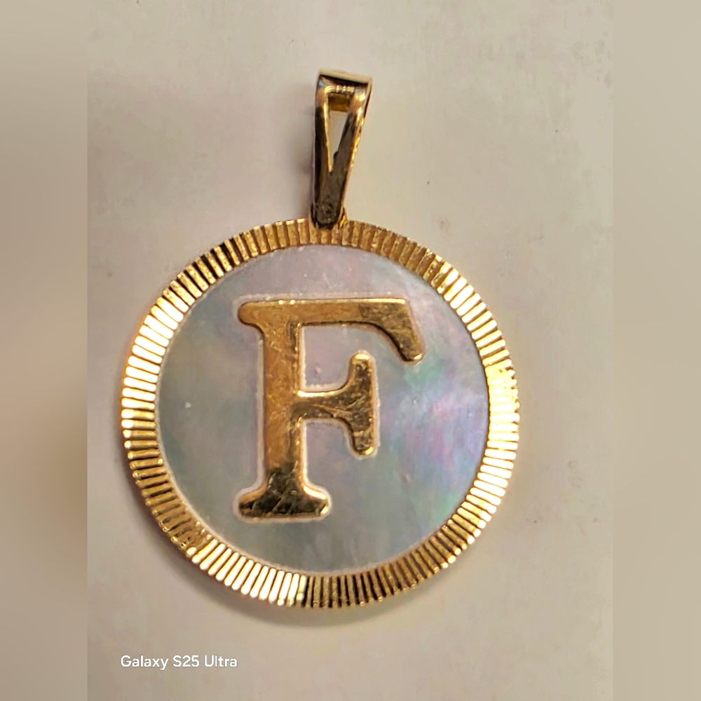 💛18k Gold F Initial Mother Of Pearl Pendant